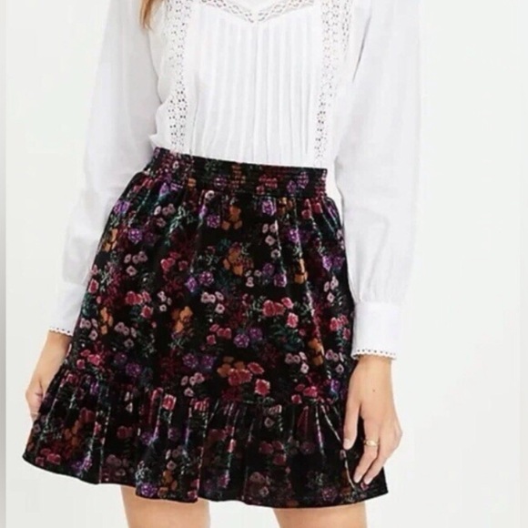 LOFT Skirt Black Dark Floral Velvet Ruffle Hem Mini Whimsigoth Size Medium - Picture 10 of 10